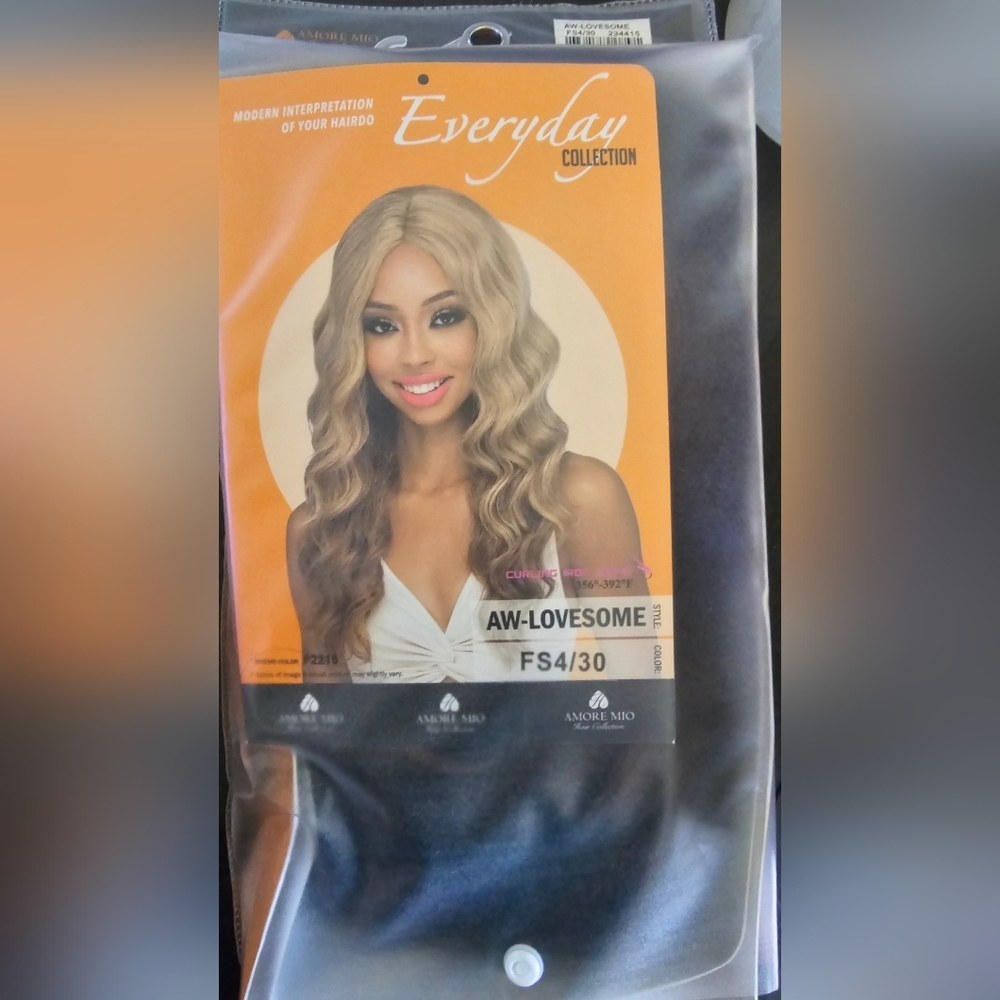 NIB VIVICA FOX WIG
